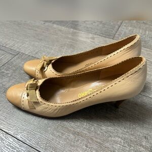 Salvatore Ferragamo Beige Leather Pumps Betty Bettina 7.5 90s y2k kitten heels